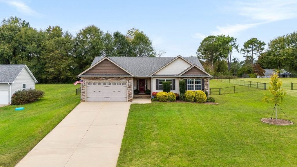 373 Saddlers Run, Chesnee, SC 29323