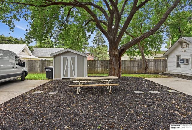 611 N 45th Street, Omaha, NE 68132