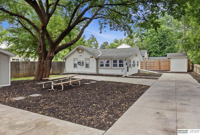 611 N 45th Street, Omaha, NE 68132