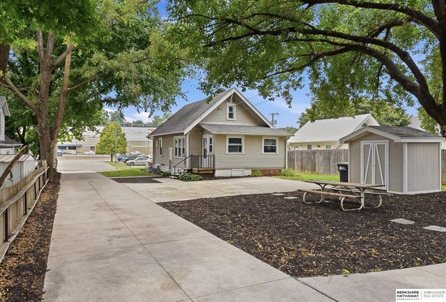 611 N 45th Street, Omaha, NE 68132