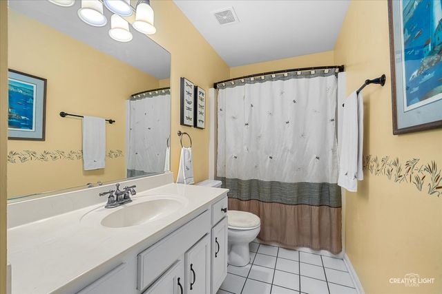 203 Parkside Lane, Oswego, IL 60543