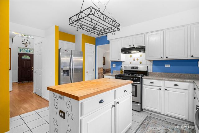 203 Parkside Lane, Oswego, IL 60543
