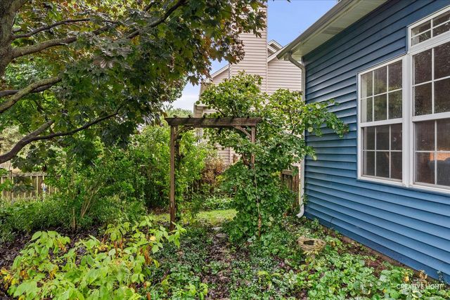 203 Parkside Lane, Oswego, IL 60543
