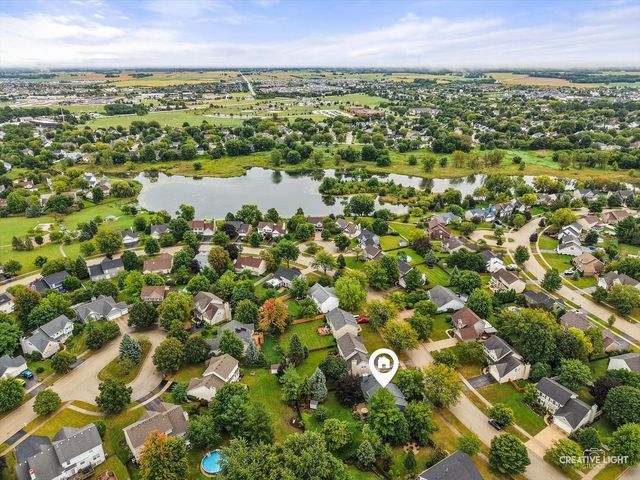 203 Parkside Lane, Oswego, IL 60543