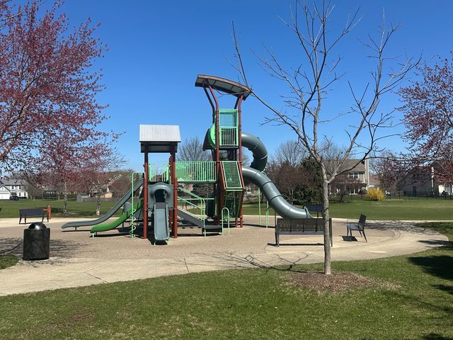 203 Parkside Lane, Oswego, IL 60543