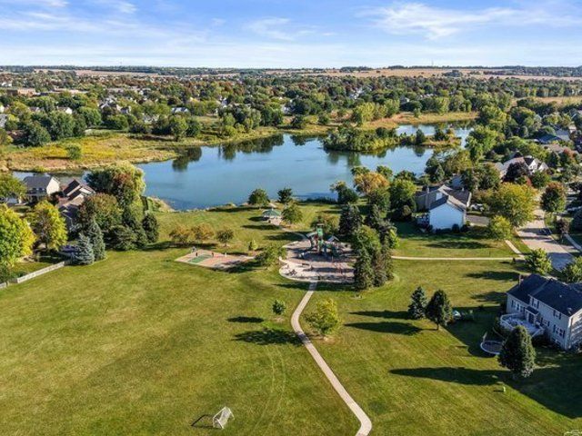 203 Parkside Lane, Oswego, IL 60543