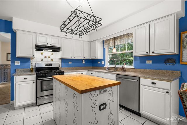 203 Parkside Lane, Oswego, IL 60543