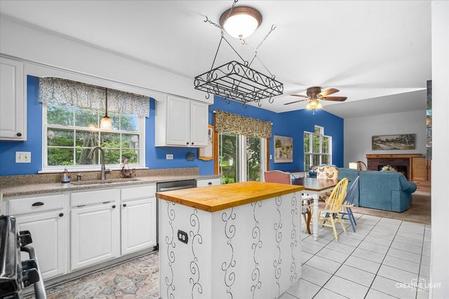 203 Parkside Lane, Oswego, IL 60543