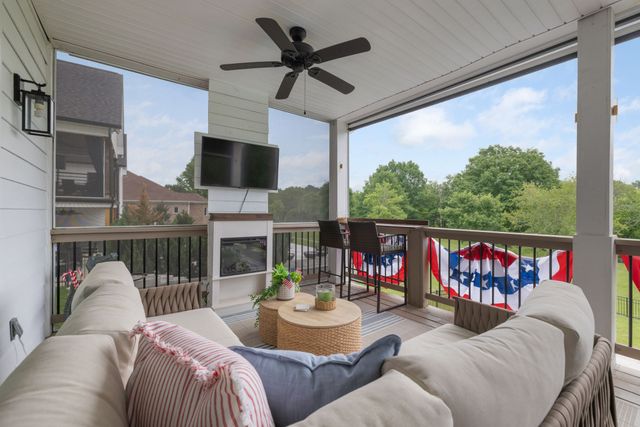 1915 Pointe Barton Dr, Lebanon, TN 37087