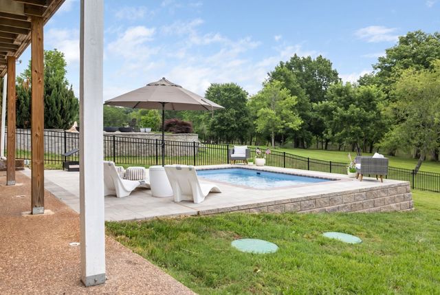 1915 Pointe Barton Dr, Lebanon, TN 37087