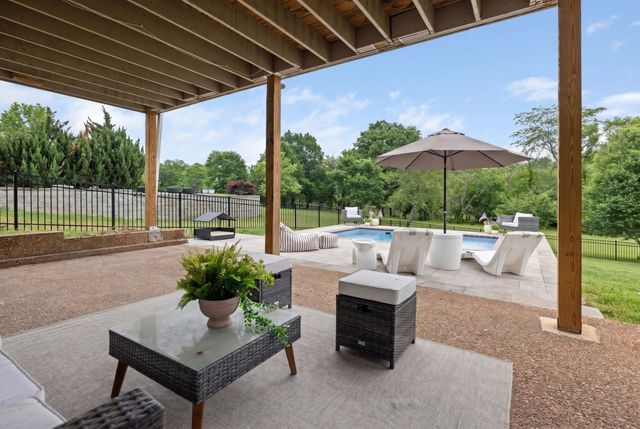 1915 Pointe Barton Dr, Lebanon, TN 37087