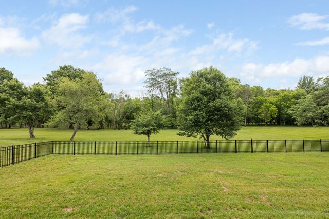 1915 Pointe Barton Dr, Lebanon, TN 37087