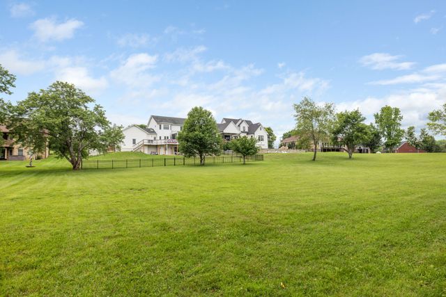 1915 Pointe Barton Dr, Lebanon, TN 37087