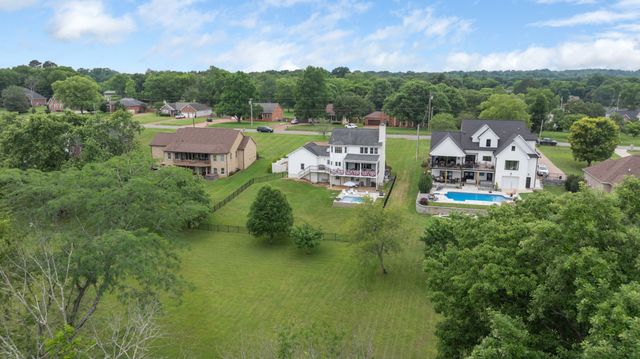 1915 Pointe Barton Dr, Lebanon, TN 37087