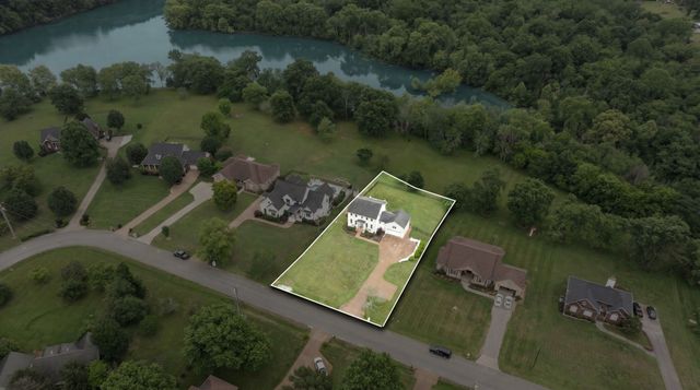 1915 Pointe Barton Dr, Lebanon, TN 37087