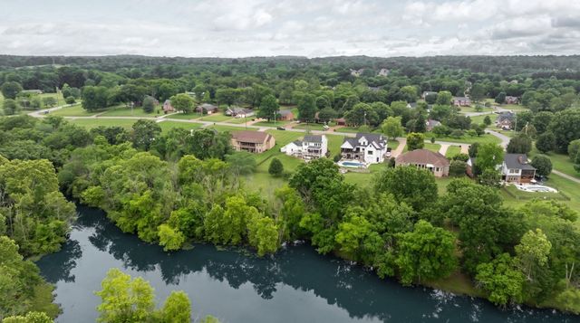 1915 Pointe Barton Dr, Lebanon, TN 37087