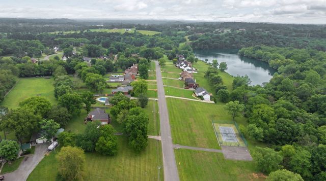 1915 Pointe Barton Dr, Lebanon, TN 37087