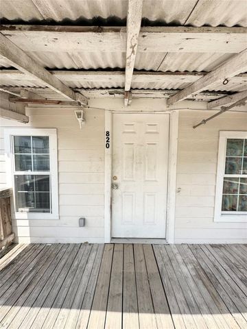 820 Chihuahua ST, Lockhart, TX 78644