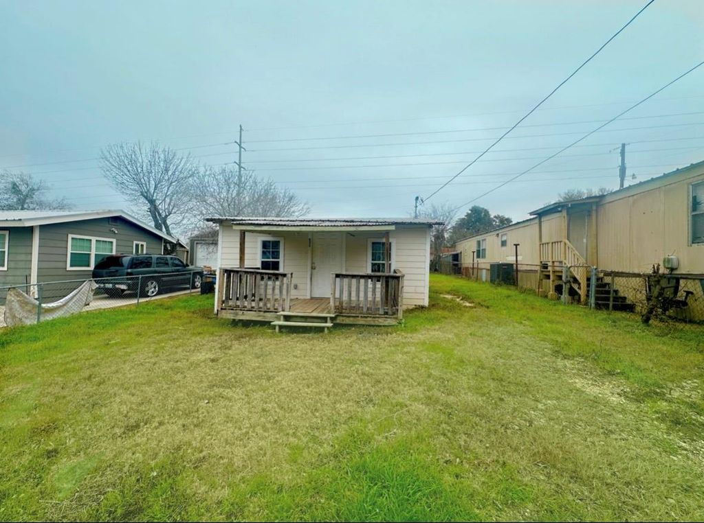 820 Chihuahua ST, Lockhart, TX 78644