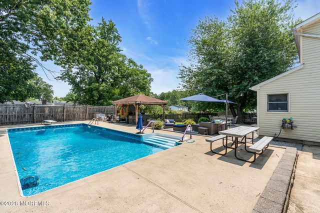 6 Detroit Court, Jackson, NJ 08527