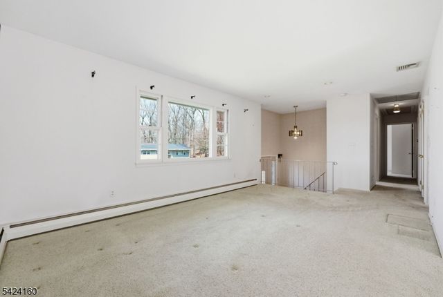 47 Siek Rd, Kinnelon Boro, NJ 07405