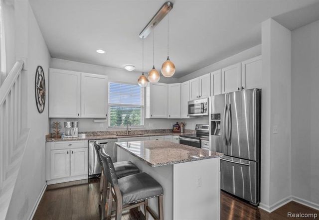 4621 Bradley Circle, Troy, MI 48085