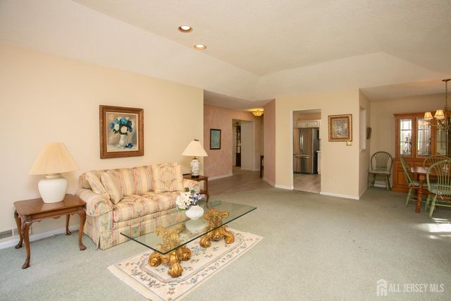 13 Gate House Lane, Edison, NJ 08820