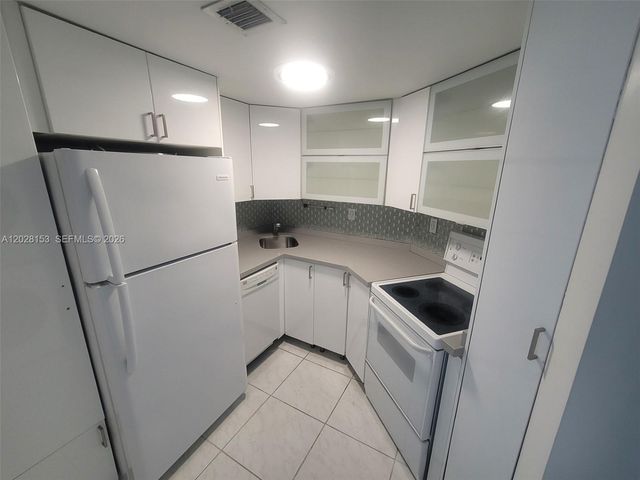 2600 Collins Ave 411, Miami Beach, FL 33140