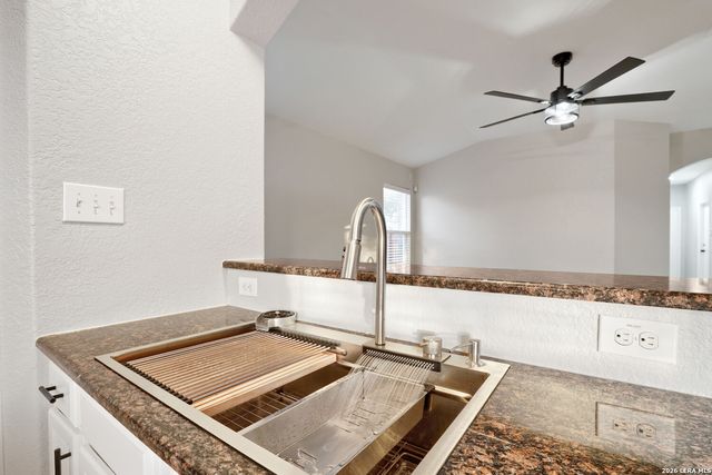 533 TOM KEMP DR, New Braunfels, TX 78130