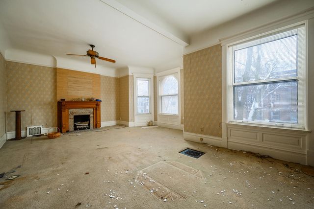 548 W Oakdale Avenue, Chicago, IL 60657