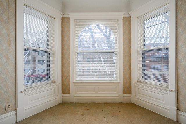 548 W Oakdale Avenue, Chicago, IL 60657