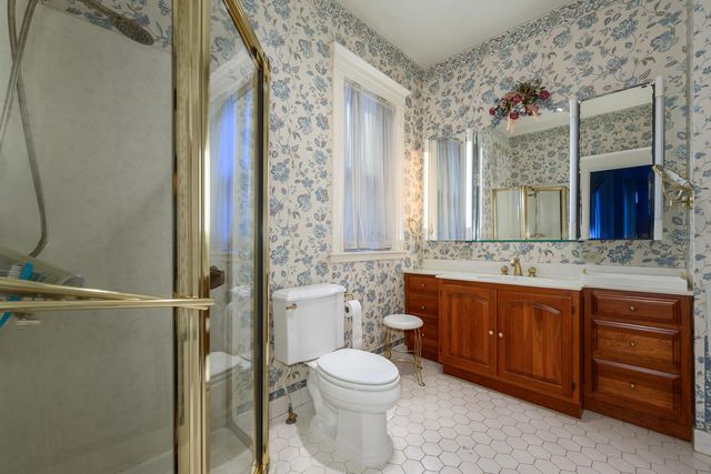 548 W Oakdale Avenue, Chicago, IL 60657