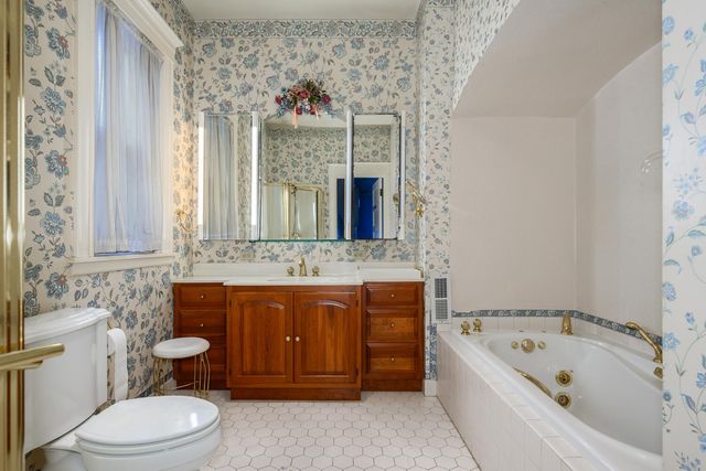 548 W Oakdale Avenue, Chicago, IL 60657