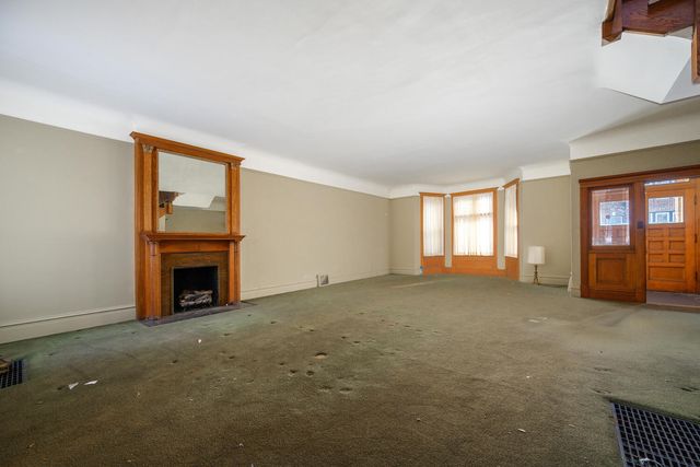 548 W Oakdale Avenue, Chicago, IL 60657