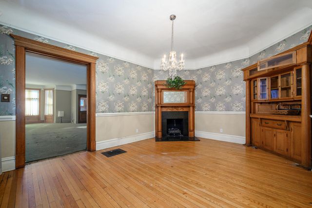 548 W Oakdale Avenue, Chicago, IL 60657