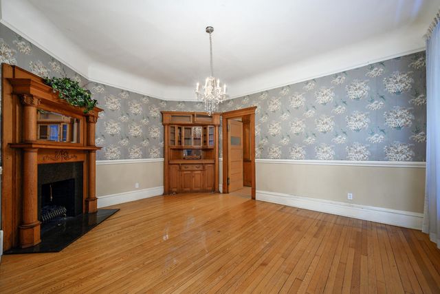 548 W Oakdale Avenue, Chicago, IL 60657