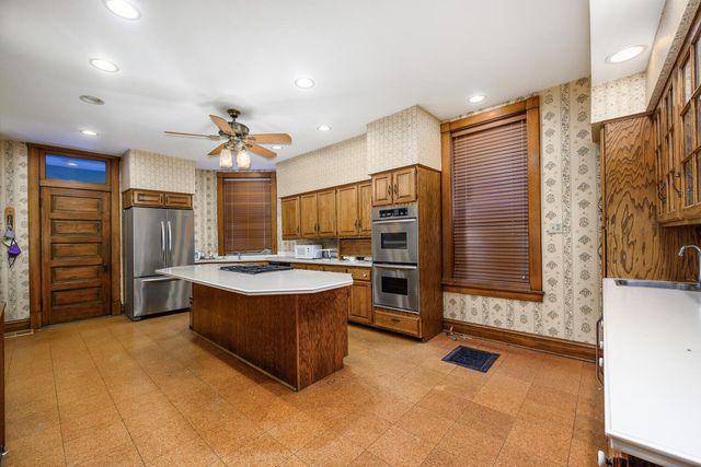 548 W Oakdale Avenue, Chicago, IL 60657