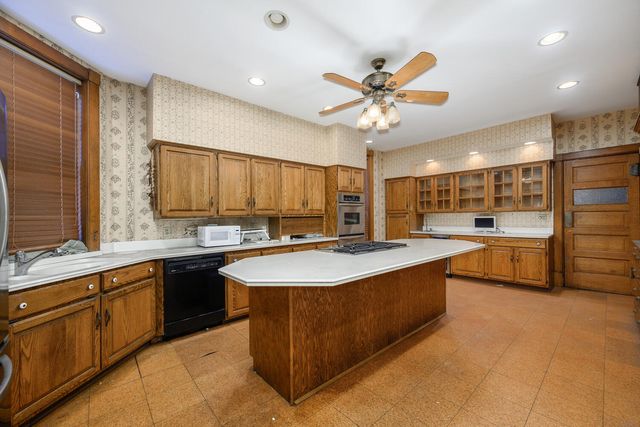 548 W Oakdale Avenue, Chicago, IL 60657