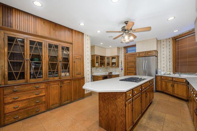 548 W Oakdale Avenue, Chicago, IL 60657