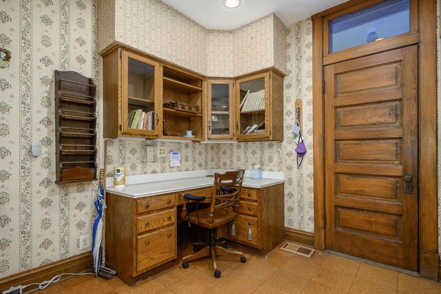 548 W Oakdale Avenue, Chicago, IL 60657