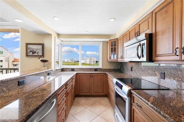 40 Seagate DR # 1204A, Naples, FL 34103