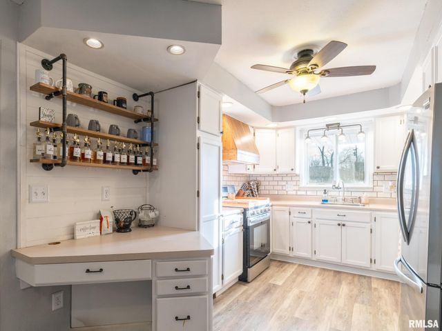 2303 W WESTPORT Road, Peoria, IL 61615