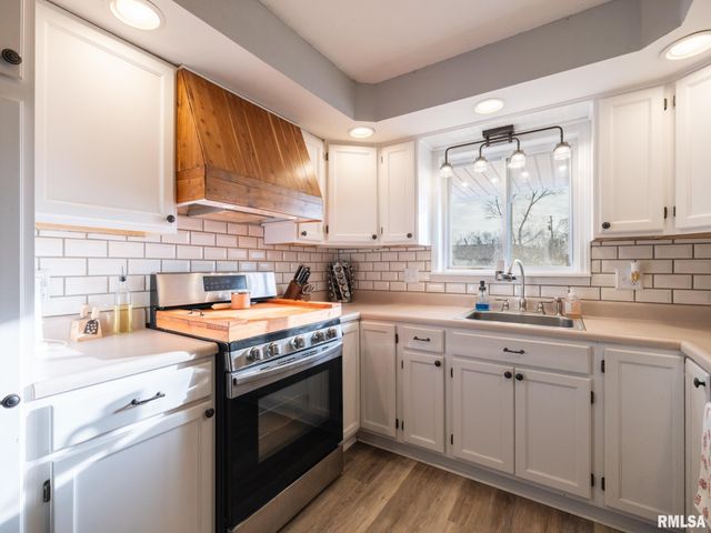 2303 W WESTPORT Road, Peoria, IL 61615