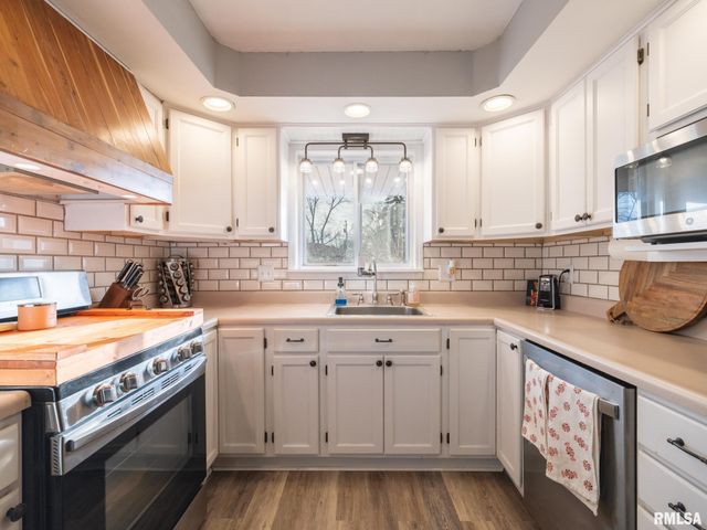 2303 W WESTPORT Road, Peoria, IL 61615