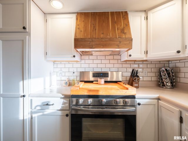 2303 W WESTPORT Road, Peoria, IL 61615