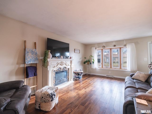 2303 W WESTPORT Road, Peoria, IL 61615