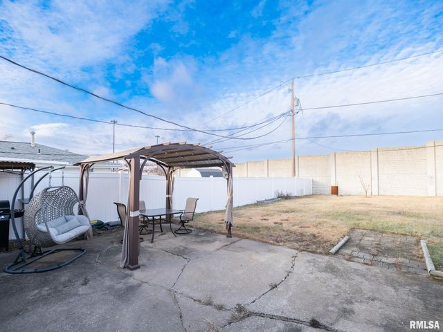 2303 W WESTPORT Road, Peoria, IL 61615