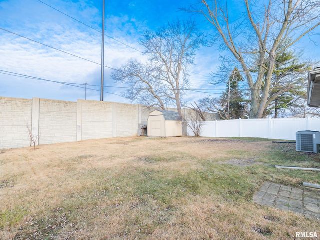 2303 W WESTPORT Road, Peoria, IL 61615