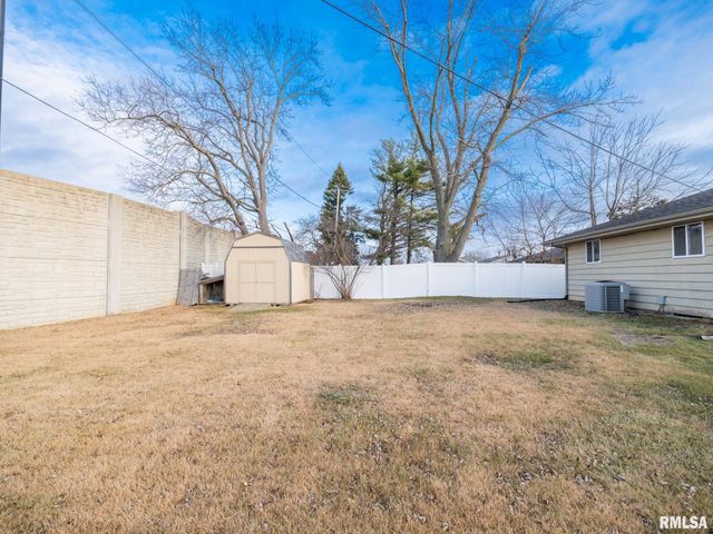 2303 W WESTPORT Road, Peoria, IL 61615