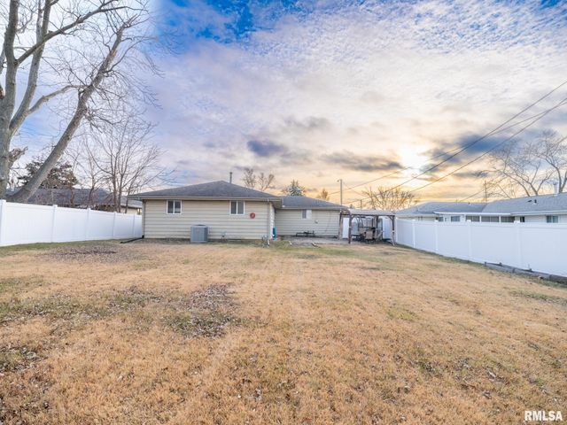 2303 W WESTPORT Road, Peoria, IL 61615